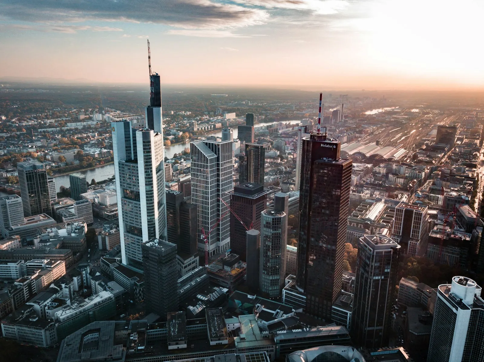 Main Nehri ve Frankfurt köprüleri