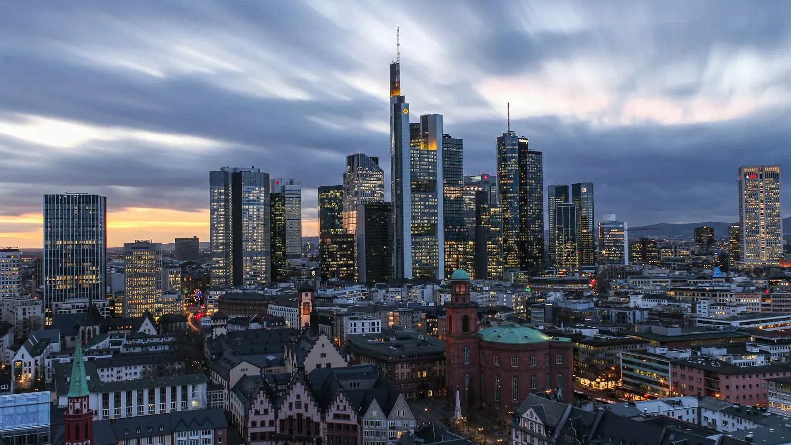 Frankfurt am Main'de Gezilecek Yerler — Römer, Main Tower, Bankviertel ve Elma Şarabı Rehberi