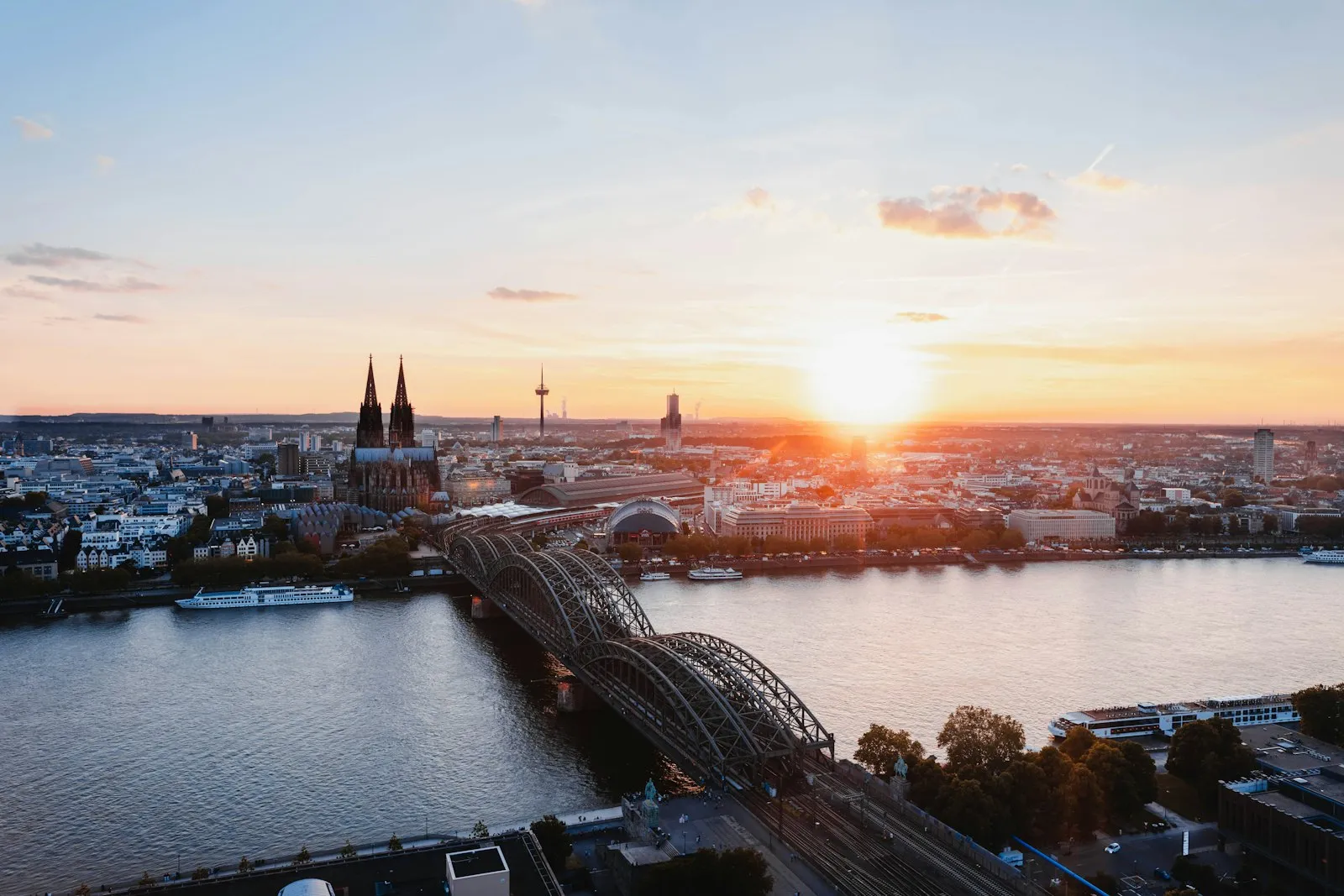 Köln Altstadt — renkli tarihi evleriyle eski şehir