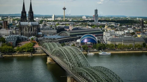 Köln'de Gezilecek Yerler — Dom Katedrali, Altstadt, Karneval ve Ren Nehri Şehir Rehberi