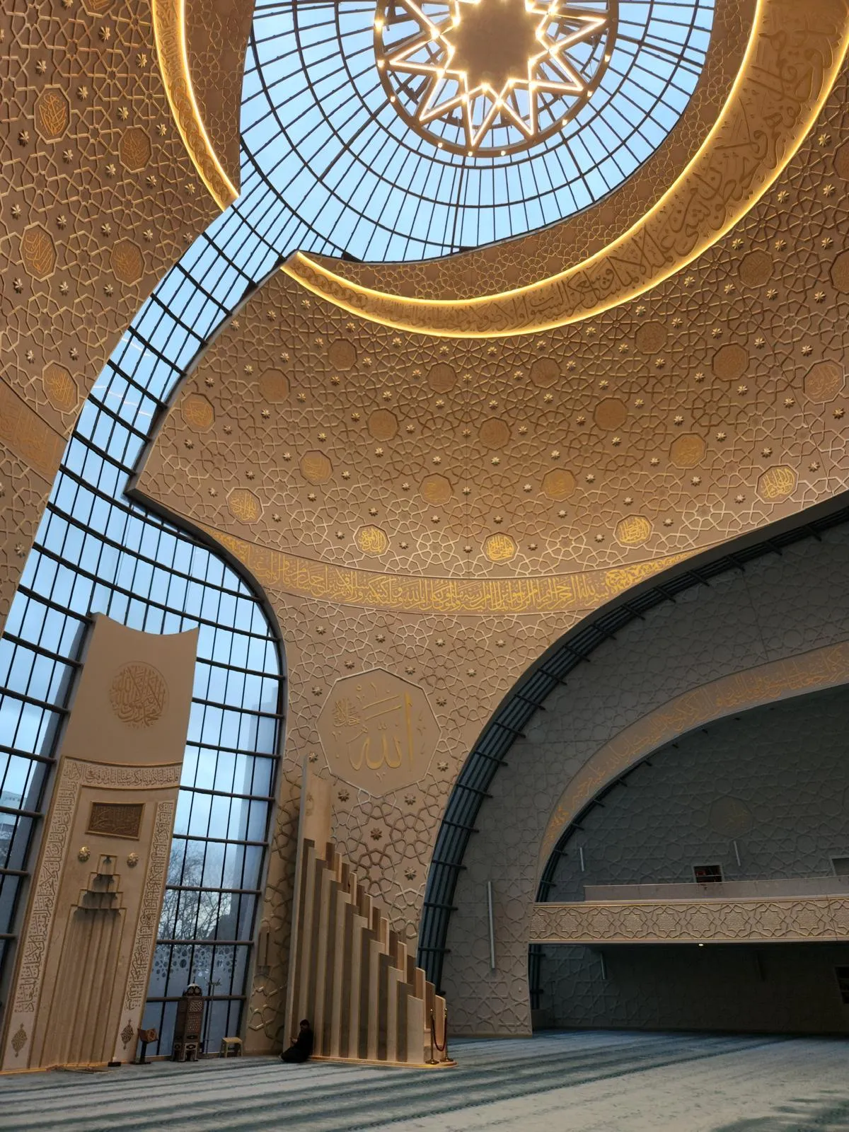 Köln Merkez Camii'nin iç mekanı: modern kubbe, minber ve hat sanatı süslemeleri