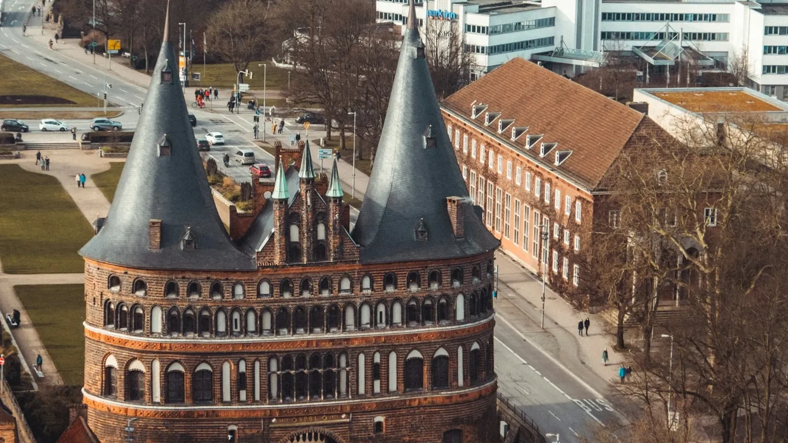Lübeck'de Gezilecek Yerler — Holstentor, Marienkirche, Hansa Mirası ve Marzipan Şehri Rehberi