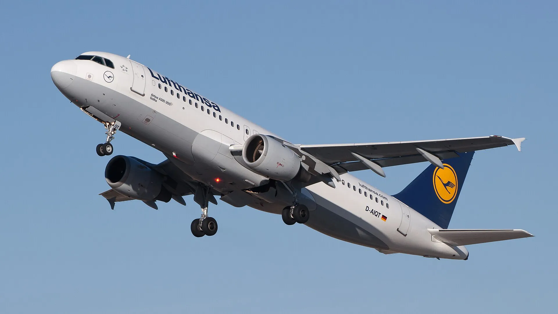 Lufthansa Airbus A320 uçağının Stuttgart Havalimanı'ndan kalkış anında iniş takımları henüz toplanmamış halde gökyüzünde görünümü