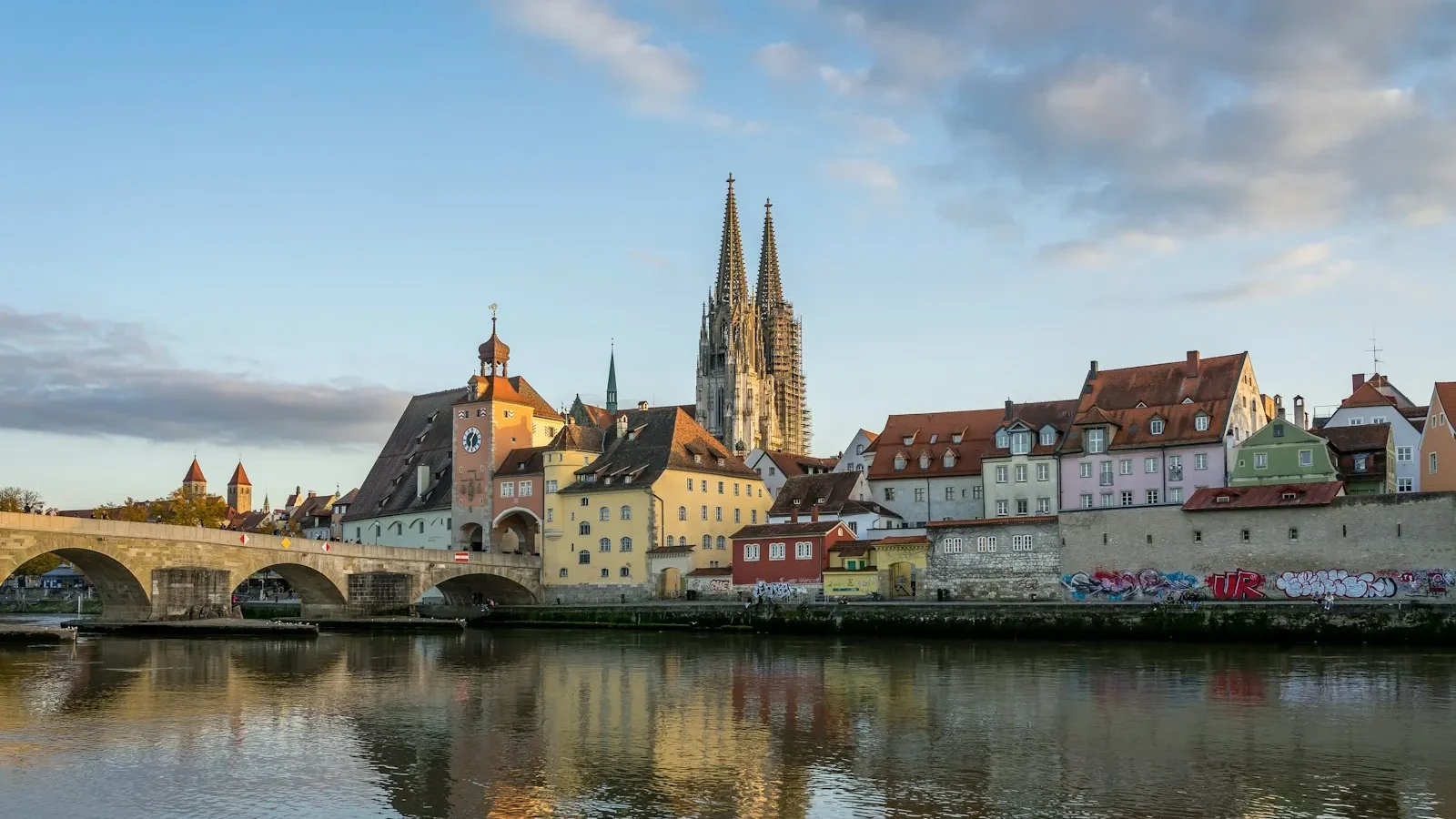 Regensburg'da Gezilecek Yerler — Steinerne Brücke, Dom, Reichstag Müzesi ve UNESCO Altstadt Rehberi