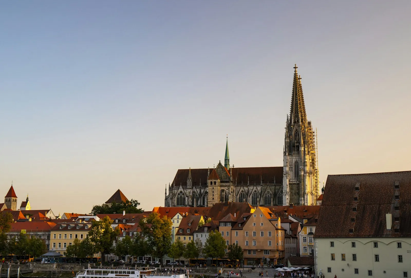 Regensburg tarihi sokakları ve Fachwerk mimari