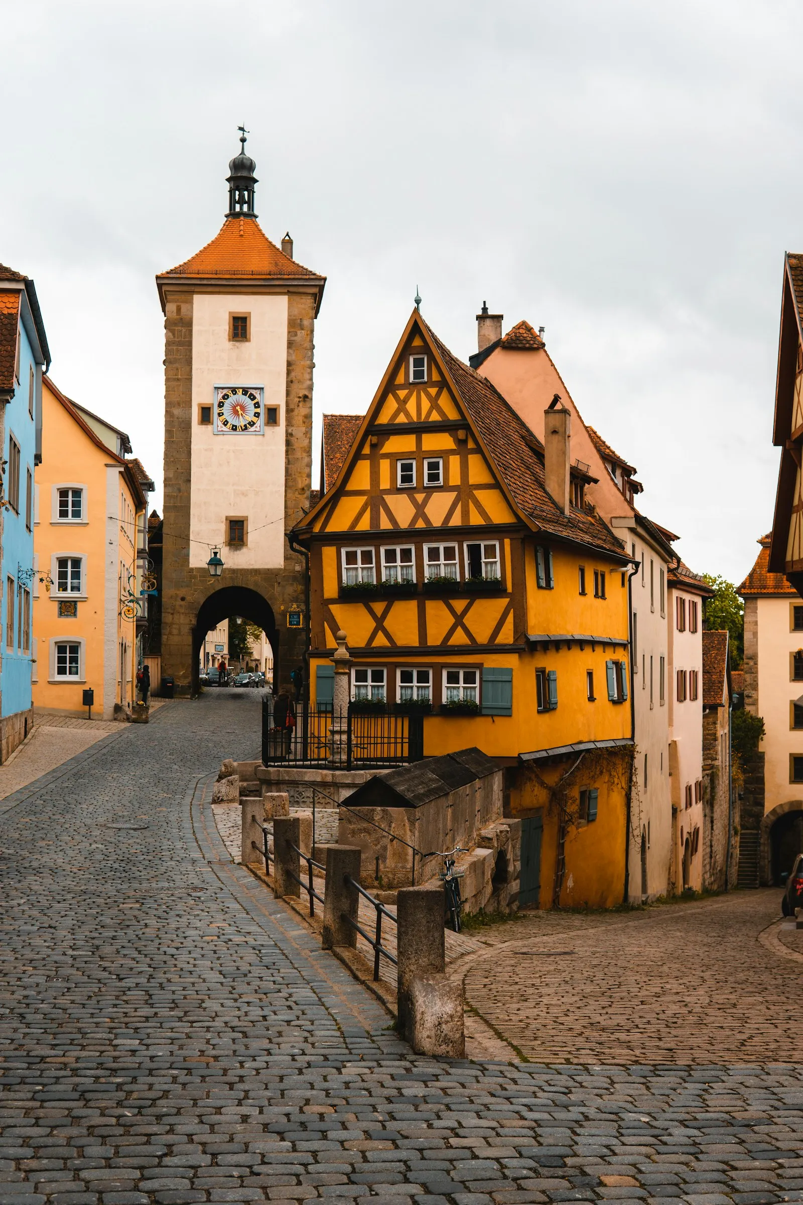 Neckar Nehri kıyısında Stuttgart