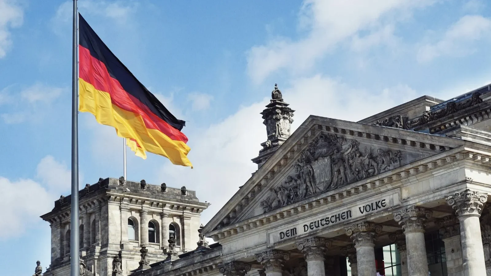 Stuttgart'ta Gezilecek Yerler — Mercedes-Benz Müzesi, Porsche, Schlossplatz ve Cannstatter Volksfest Rehberi