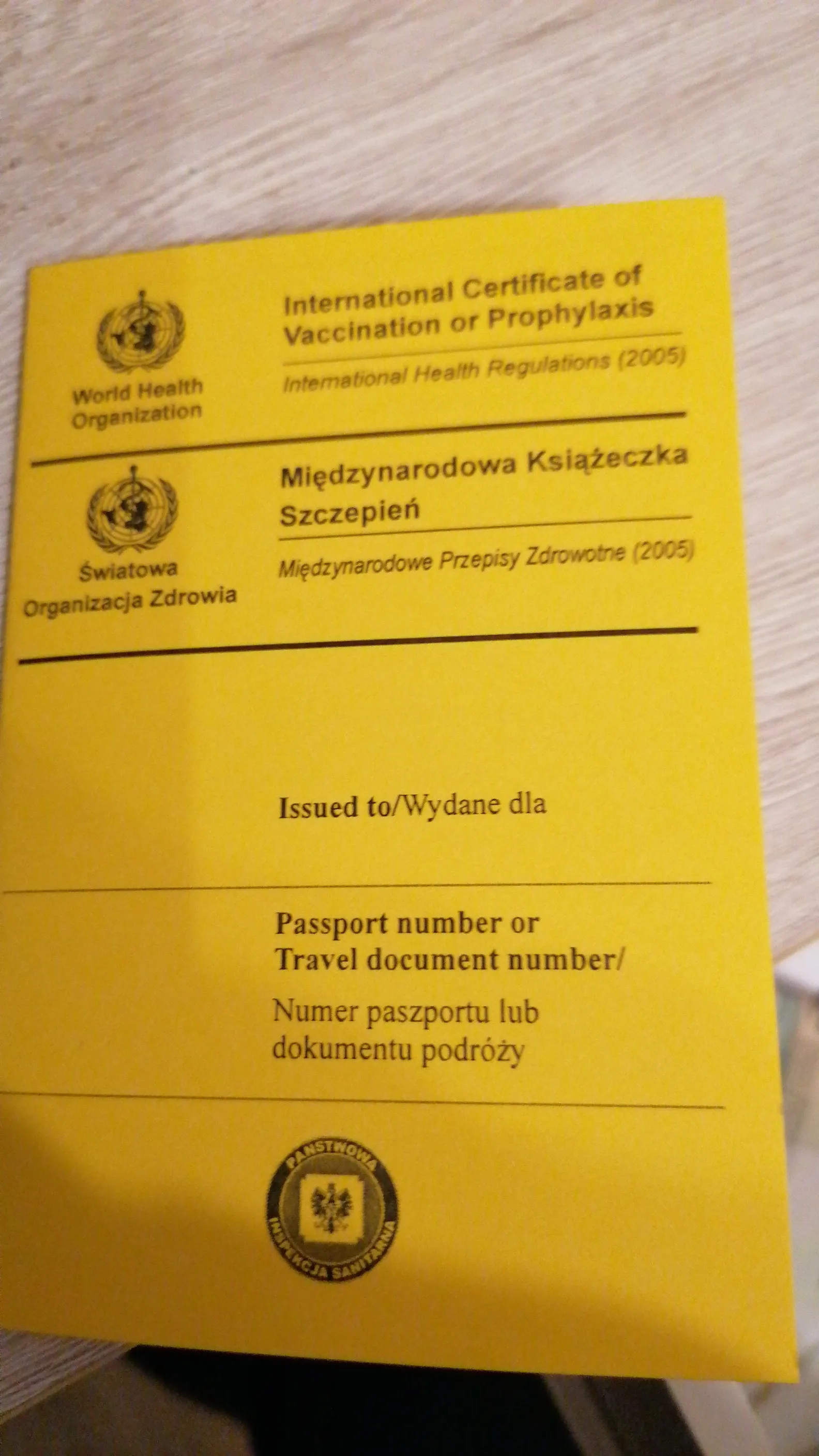Uluslararası aşı sertifikasının (International Certificate of Vaccination) doldurulmuş sayfaları, seyahat aşısı kayıtlarını gösteriyor