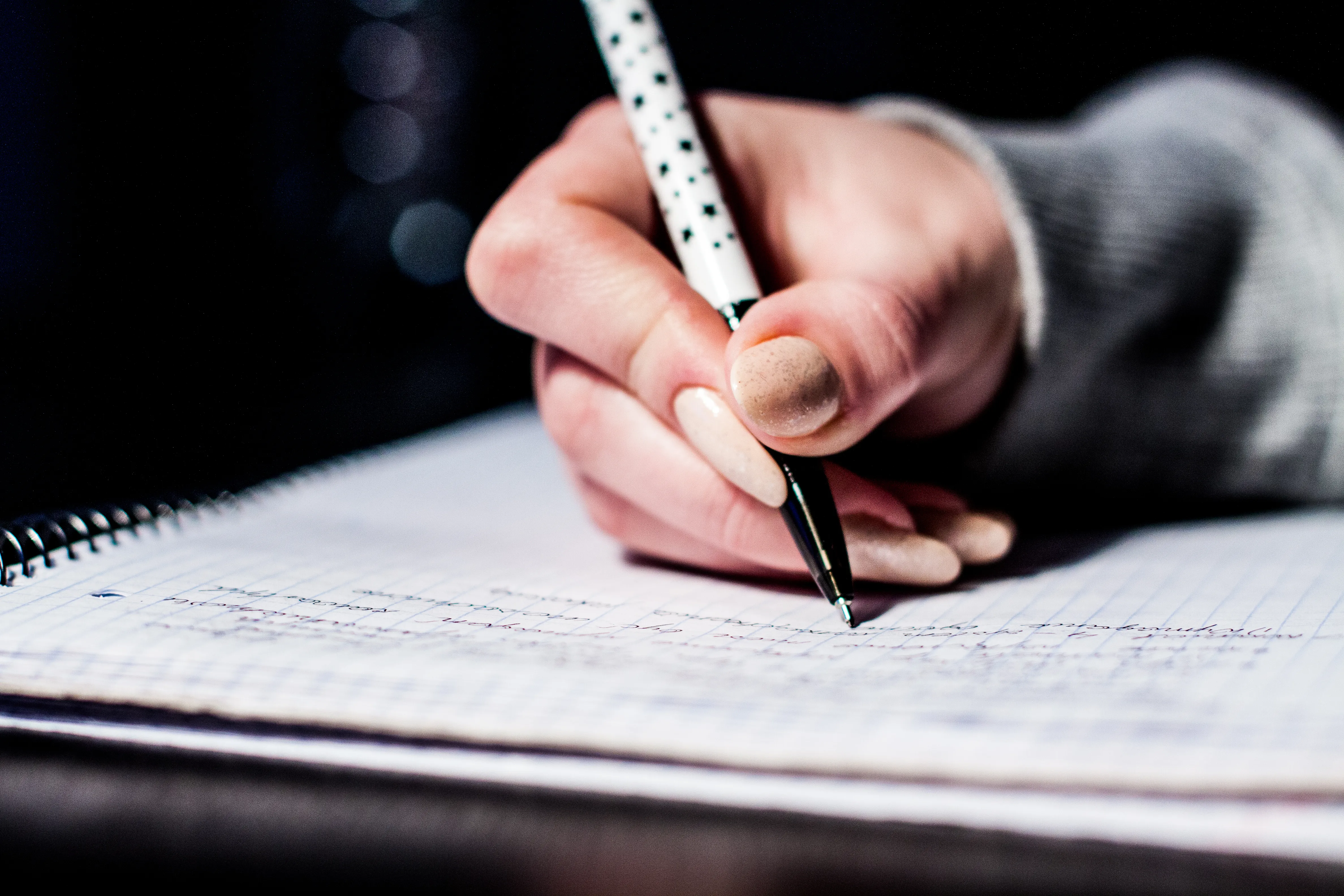 Not defterine kalemle Almanca alıştırma yazan bir öğrenci — Almanca Passiv edilgen çatı konusu çalışırken