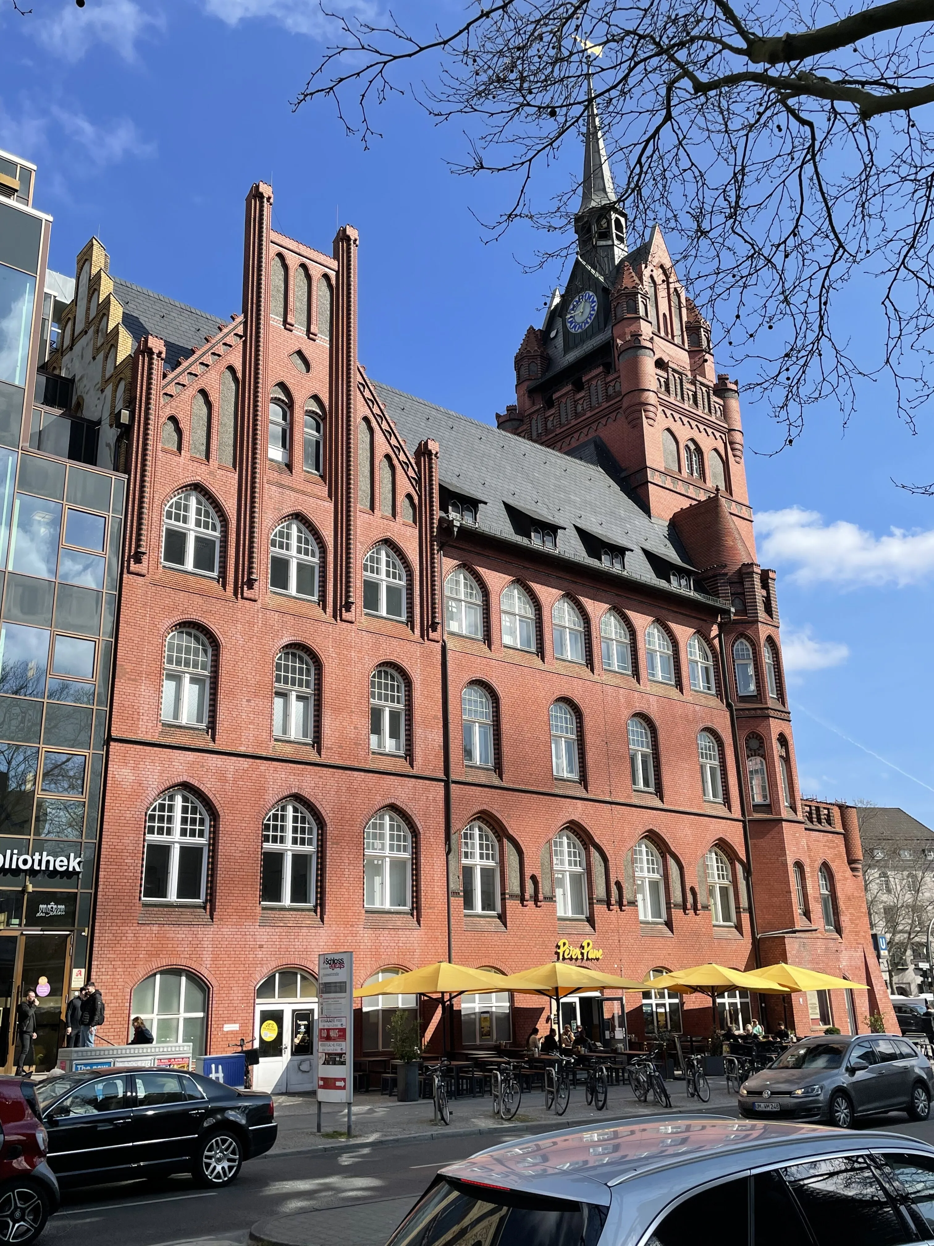 Berlin'de bir Rathaus (belediye/Bürgeramt) binası — ikamet kaydı (Anmeldung) bu tür kurumlarda yapılır