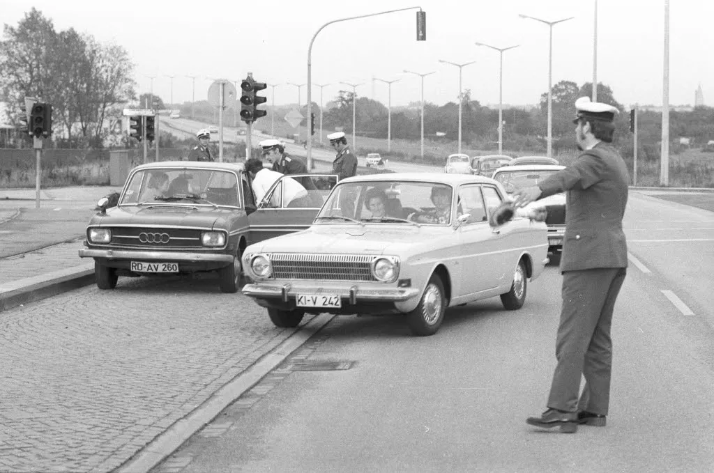 Almanya'da polisin bir trafik kontrolü (Verkehrskontrolle) uygulaması