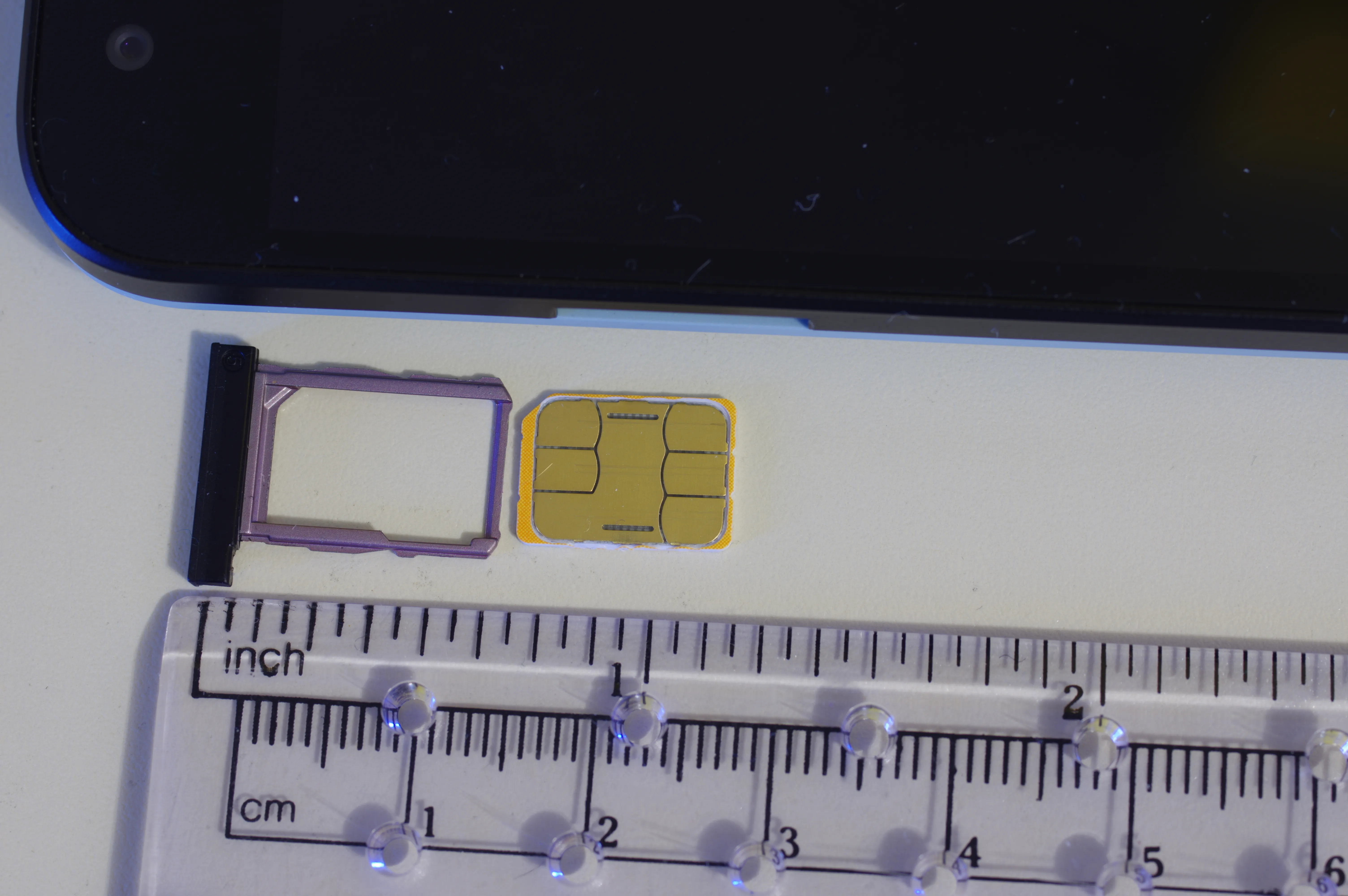 Bir SIM kart ve tepsisinin yakından görünümü — Almanya'da cep telefonu hattı alırken kullanılır