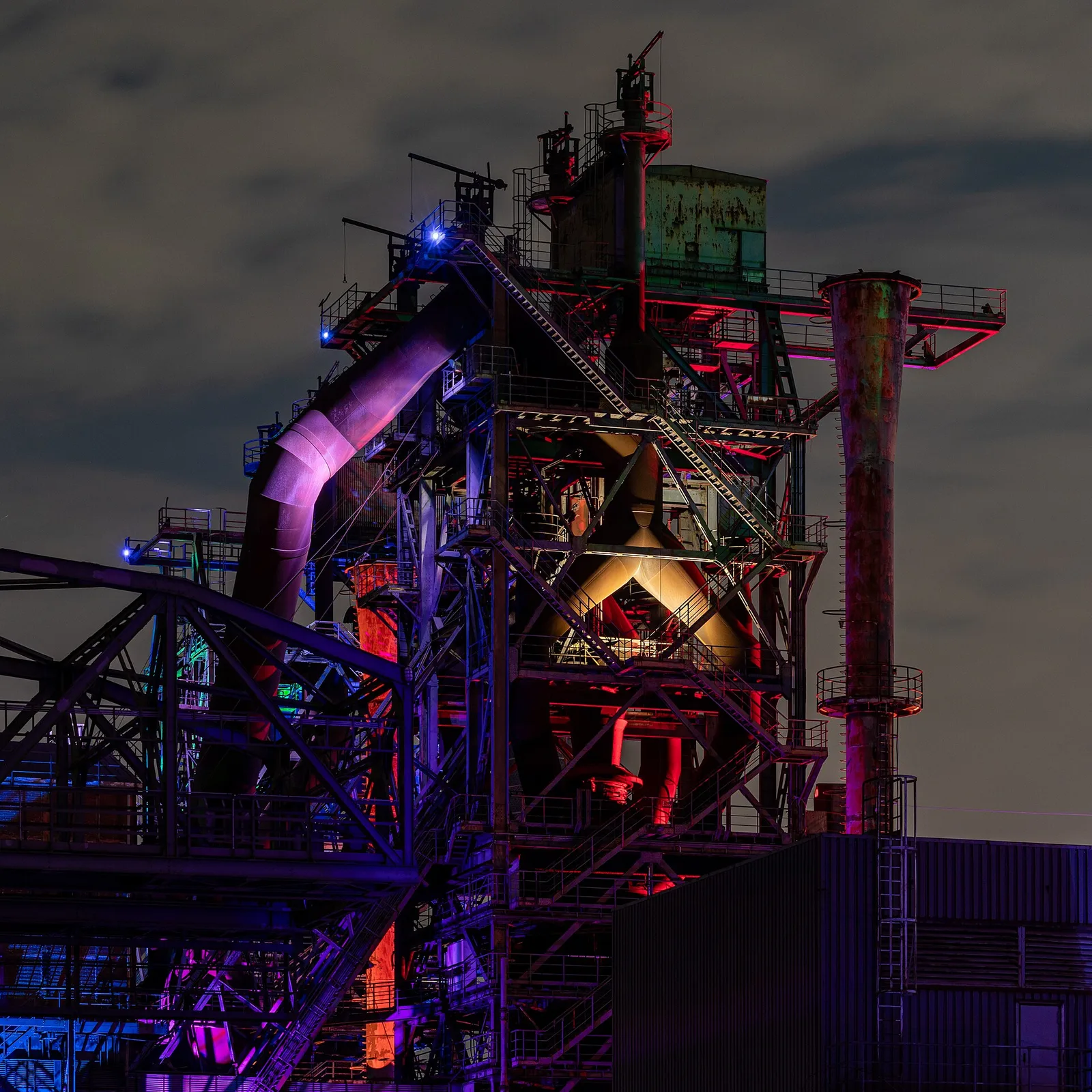 Duisburg Landschaftspark Nord'un çelik konstrüksiyonlu endüstriyel yapıları