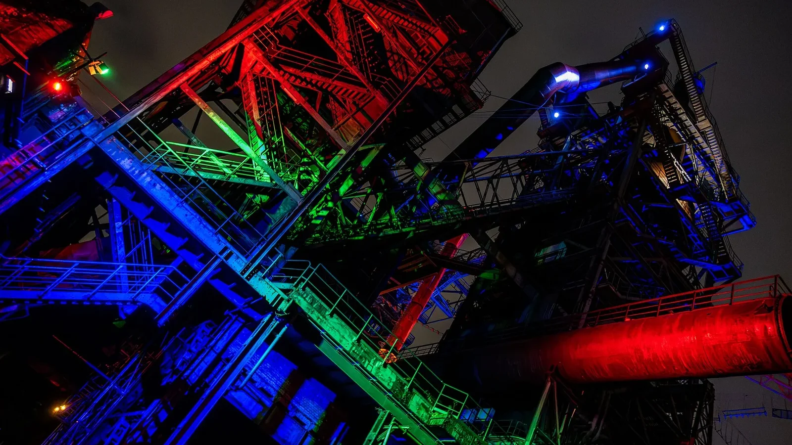 Duisburg'da Gezilecek Yerler — Landschaftspark, İç Liman, Marxloh ve Avrupa'nın En Büyük Nehir Limanı