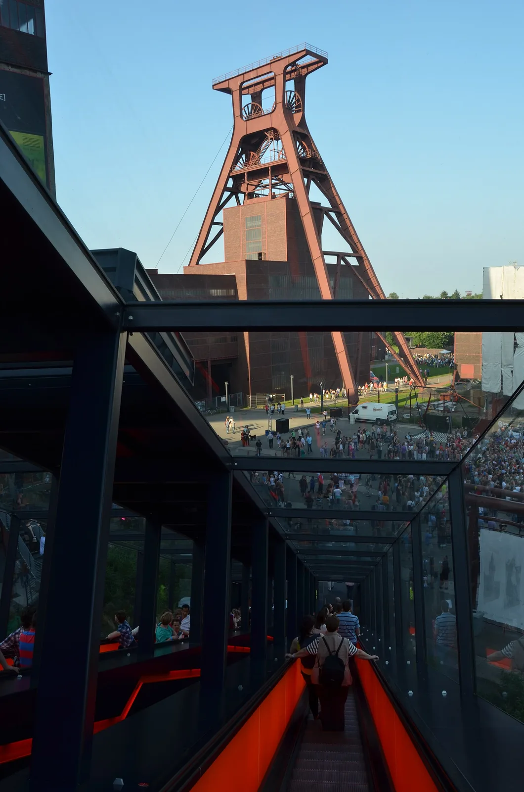 Zollverein'de Ruhr Müzesi'ne çıkan turuncu yürüyen merdiven