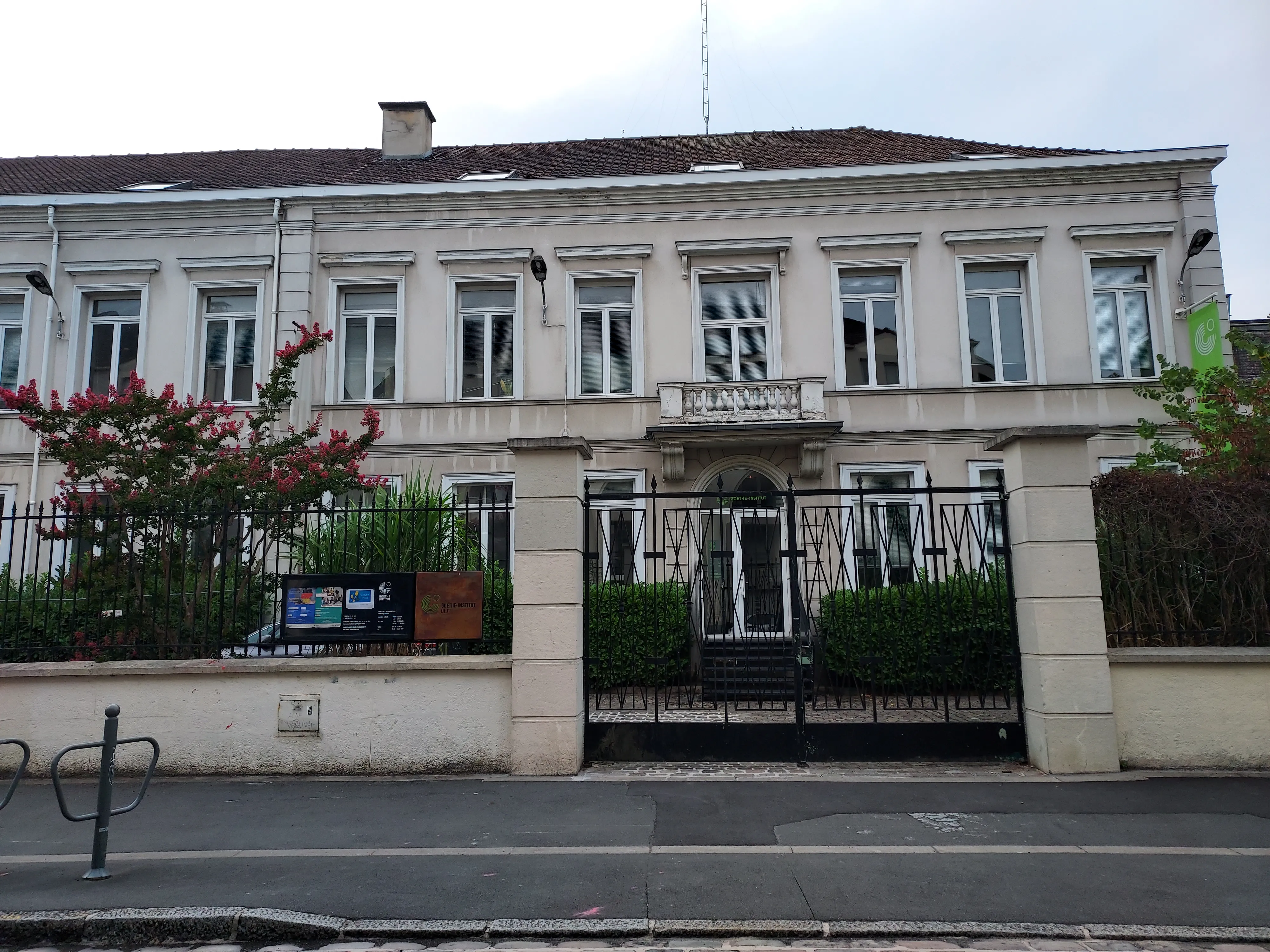 Bir Goethe-Institut binasının dış cephesi — telc'in en büyük alternatifi olan Goethe sertifikalarının sınav merkezi