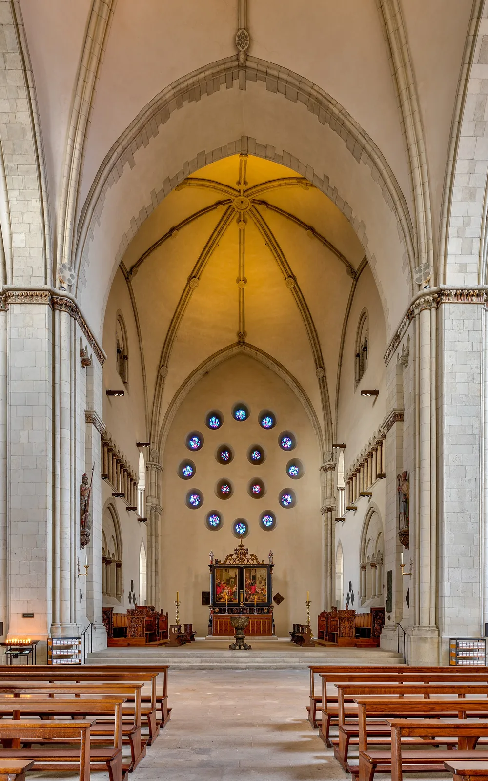 Münster St.-Paulus-Dom'un gotik iç mekânı ve tonozlu tavanı