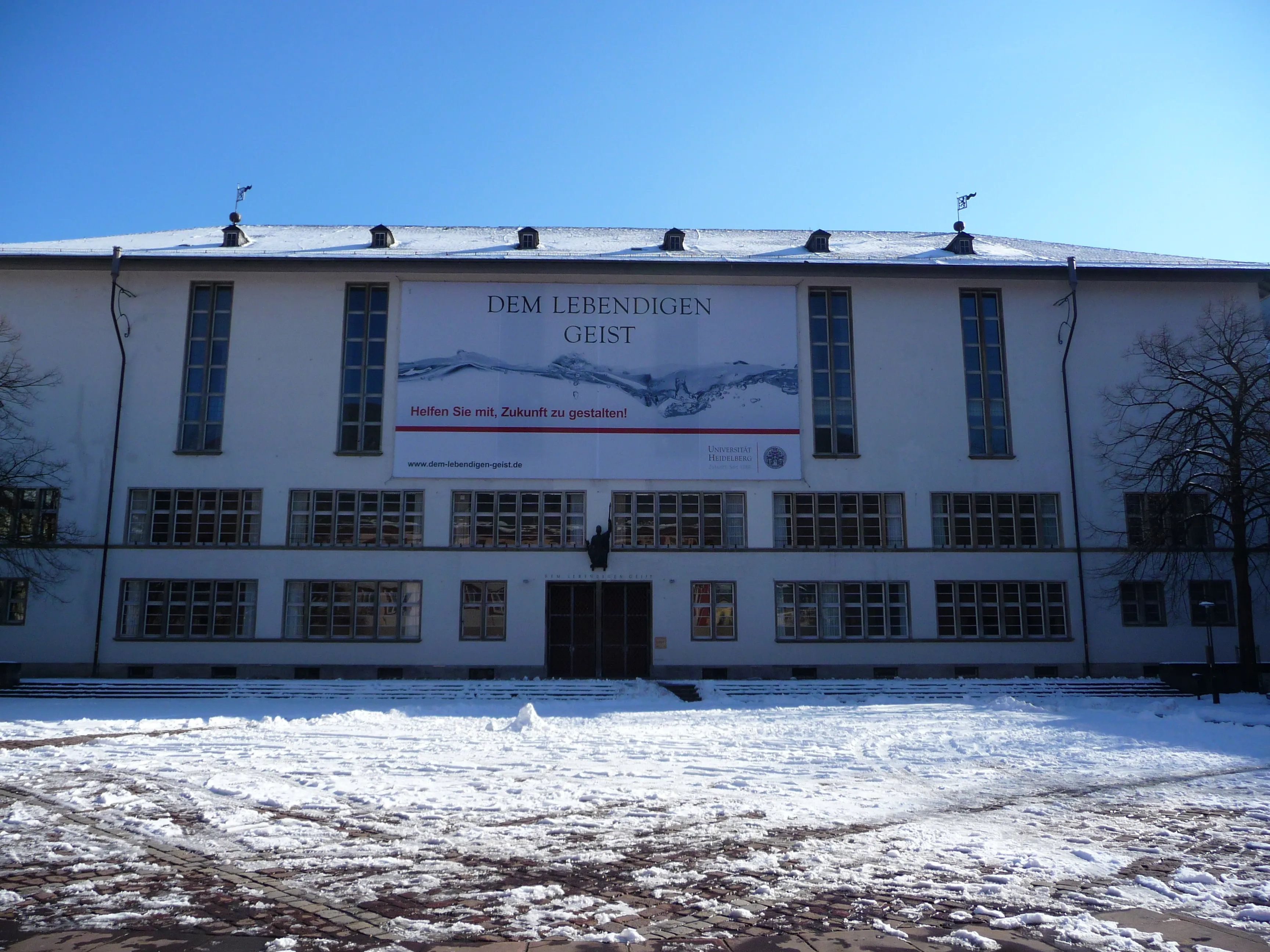 Heidelberg Üniversitesi Neue Universität binasının dış cephesi — DSH sonrası öğrenciler Alman üniversitesinde ilk sömestrlerine başlar