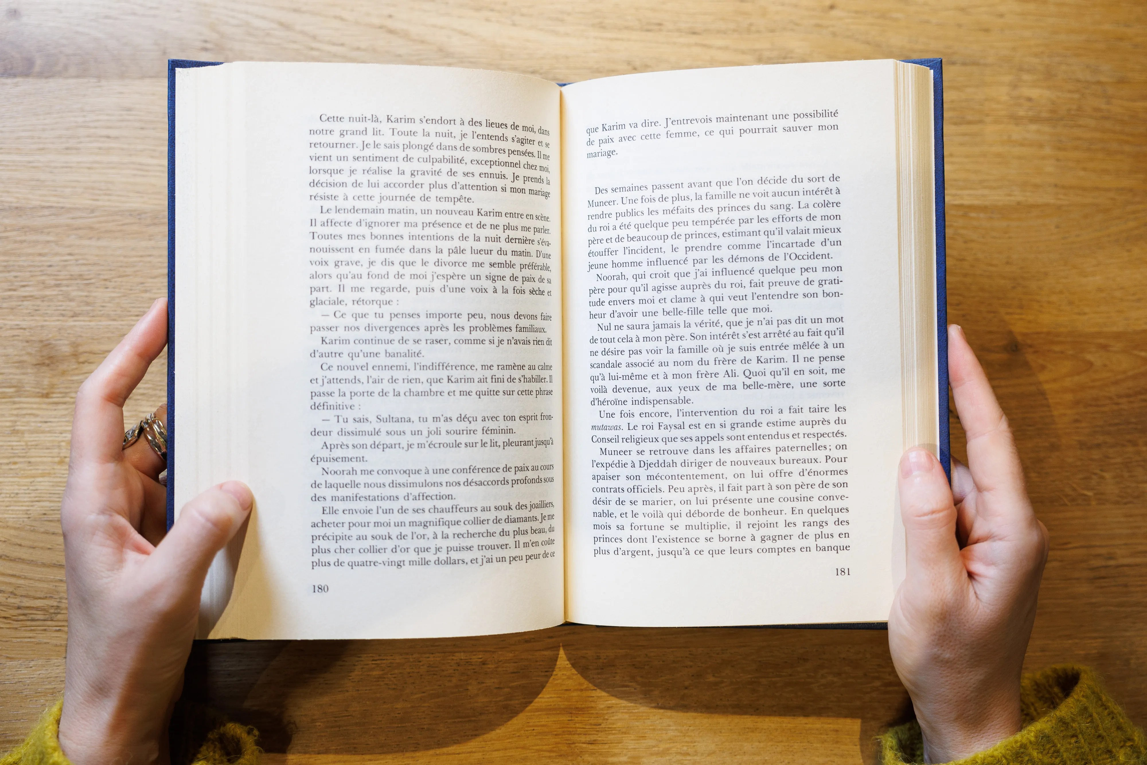 Açık bir kitabın sayfaları — Almanca Futur gelecek zaman konusu çalışırken