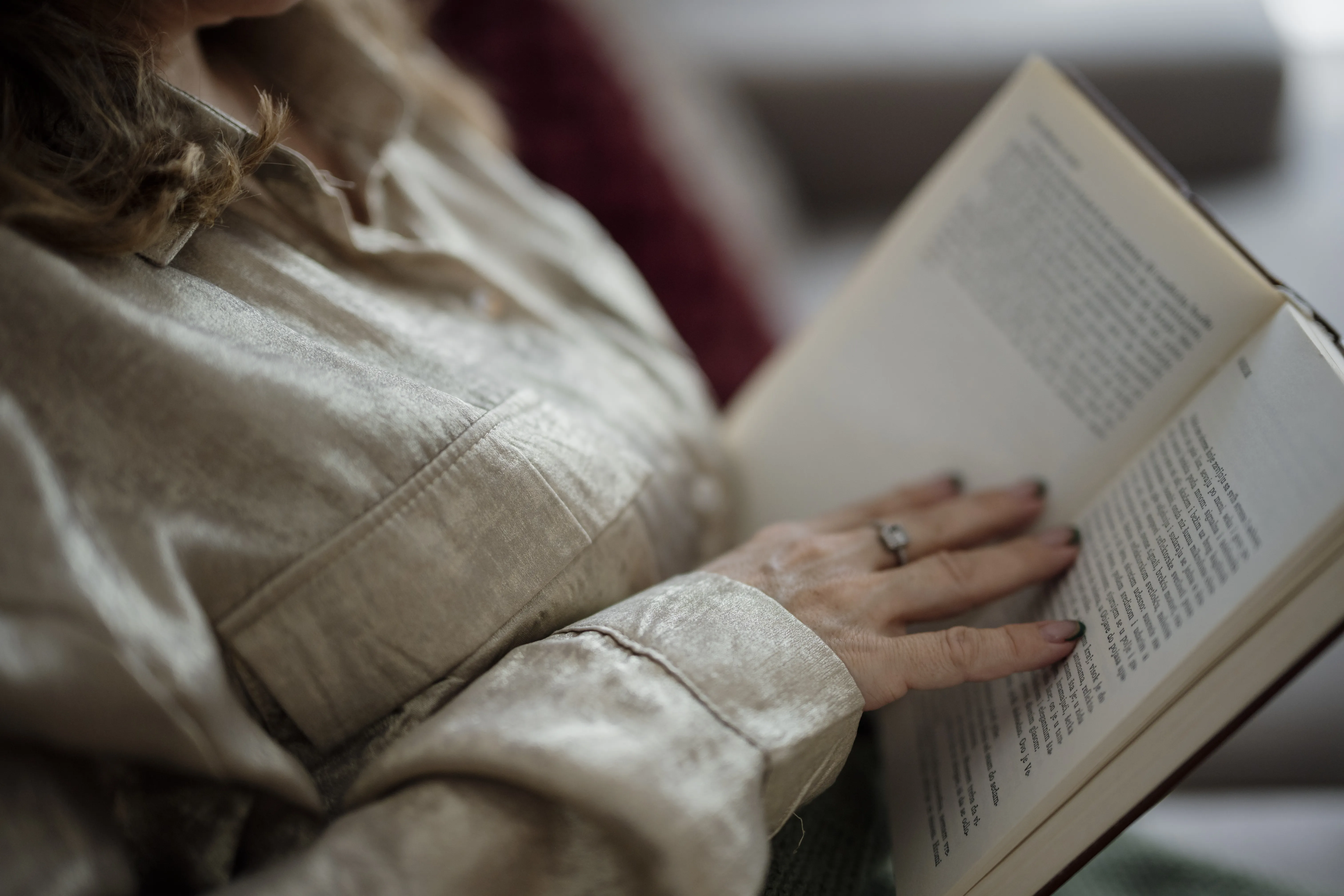 Sessiz bir ortamda kitap okuyan bir kişi — Almanca Rechtschreibung yazım kuralları konusu çalışırken