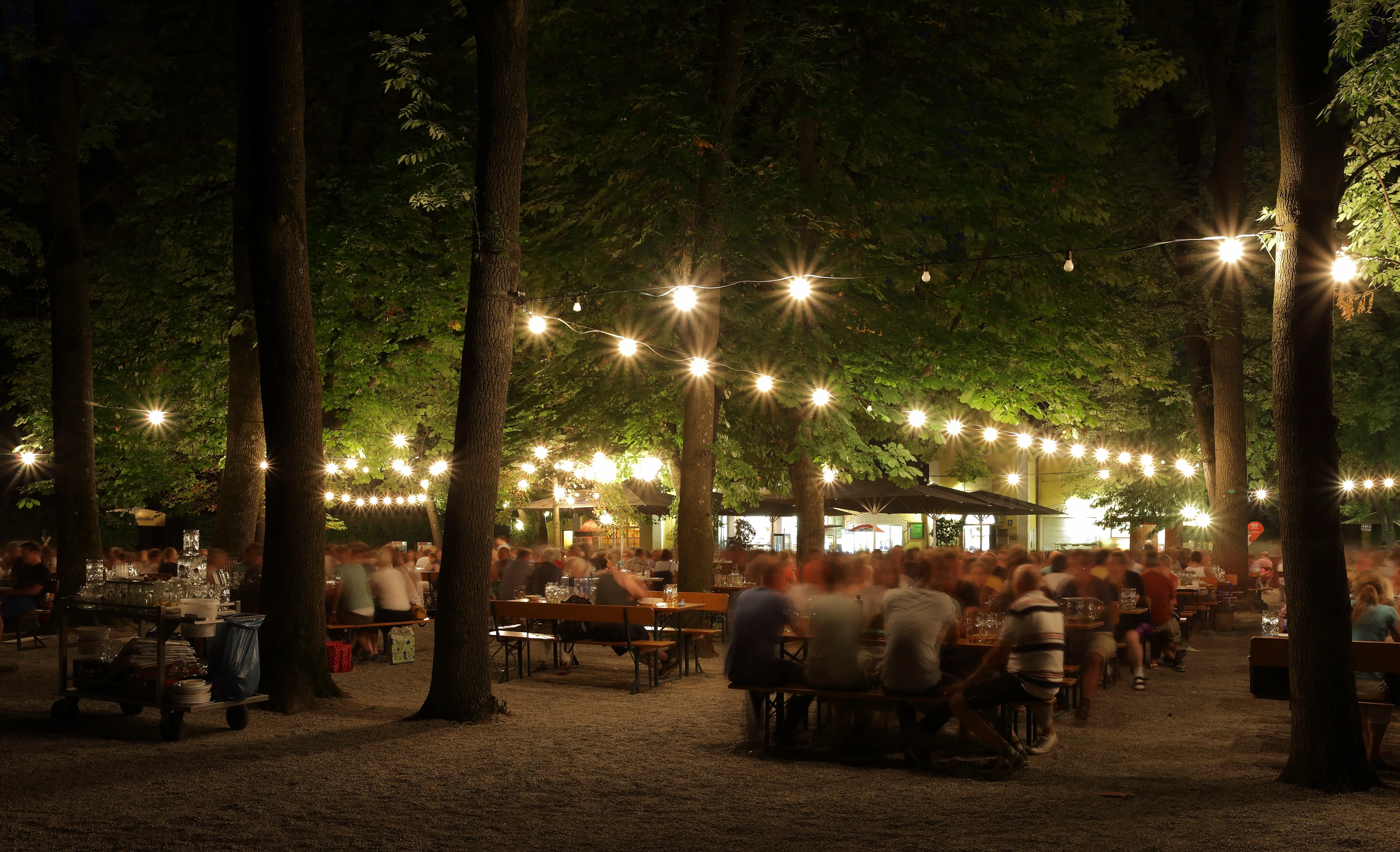 Gece vakti bir Biergarten (bira bahçesi) — Almanya'nın bira kültürünün sosyal buluşma noktası