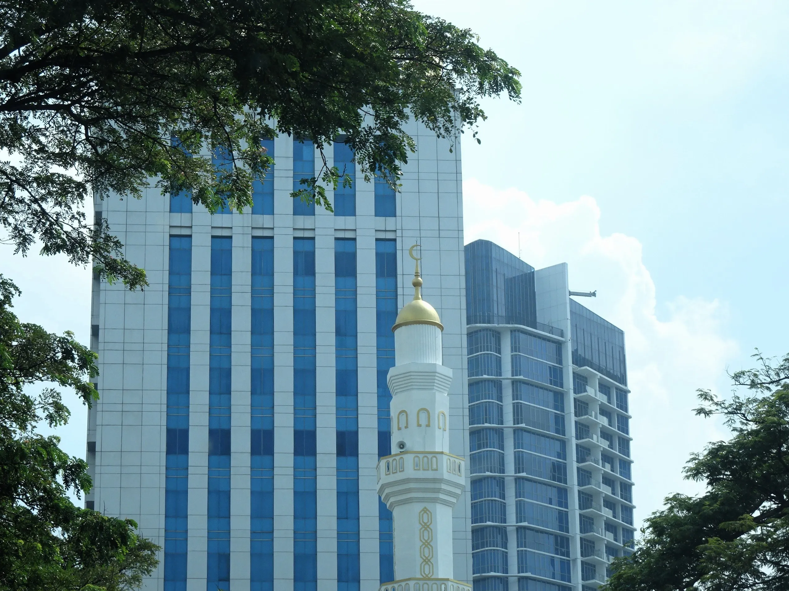 Modern bir caminin minaresi
