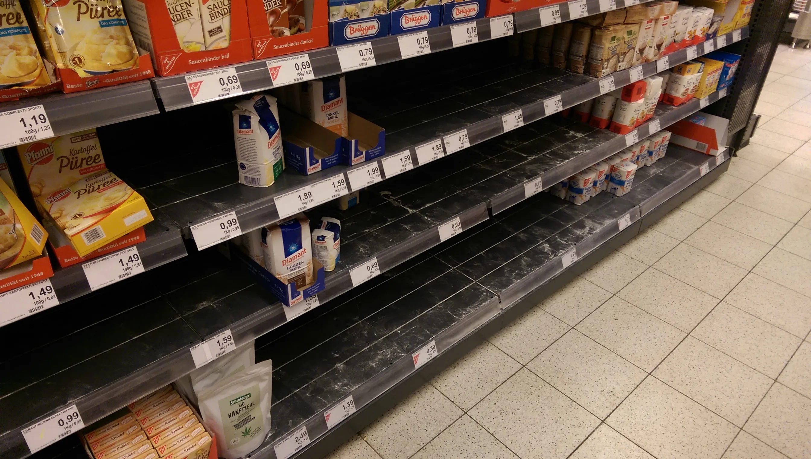 Almanya'da bir süpermarket reyon görünümü