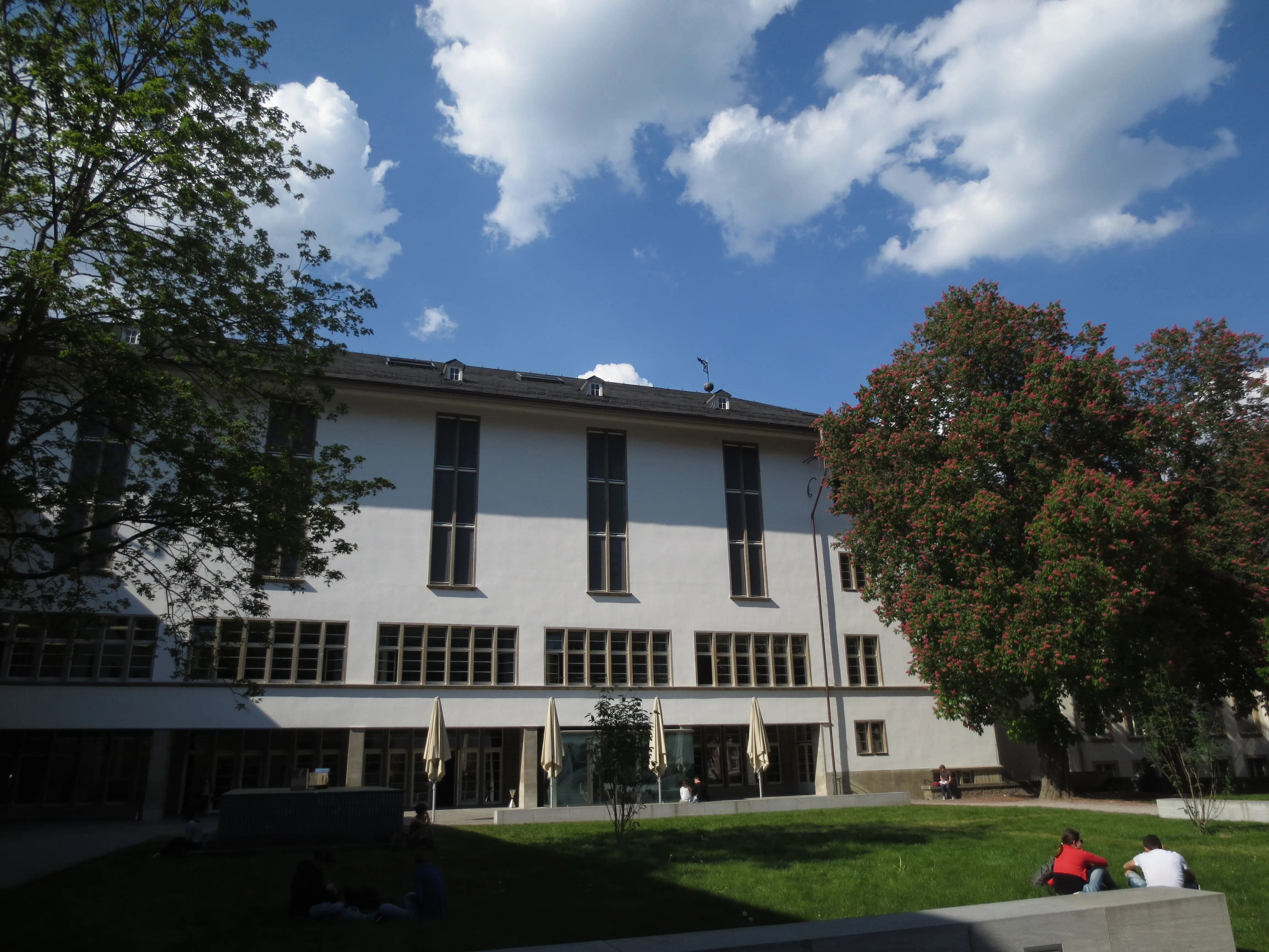 Heidelberg Üniversitesi Altstadt Campus iç avlusu — DSH öncesi Alman üniversitelerinin Deutschkurs programlarına kayıt olunabilir