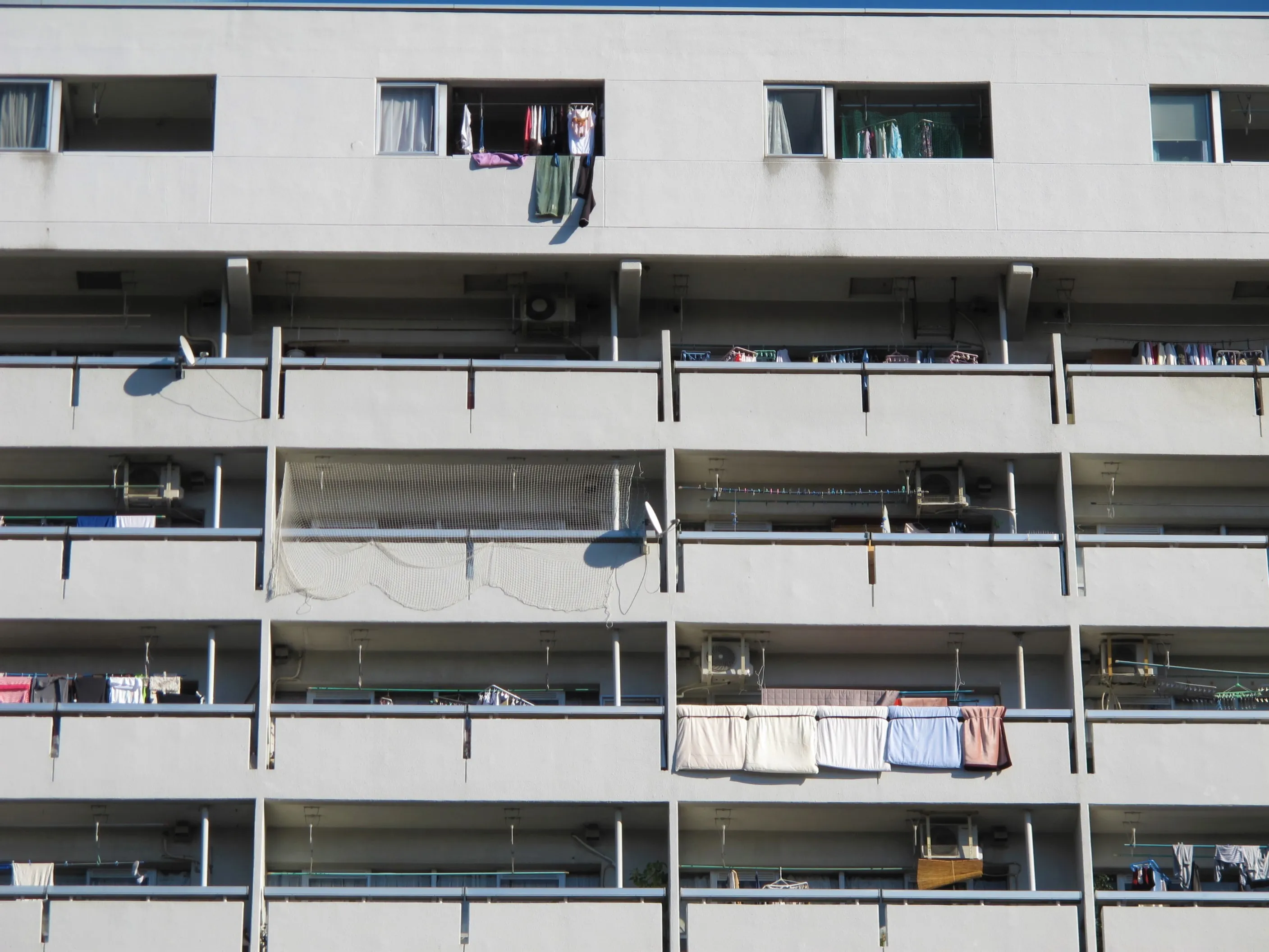 Bir apartman binasının balkonları — Almanya'da komşuluk kuralları (Hausordnung) bu tür ortak yaşam alanlarını düzenler