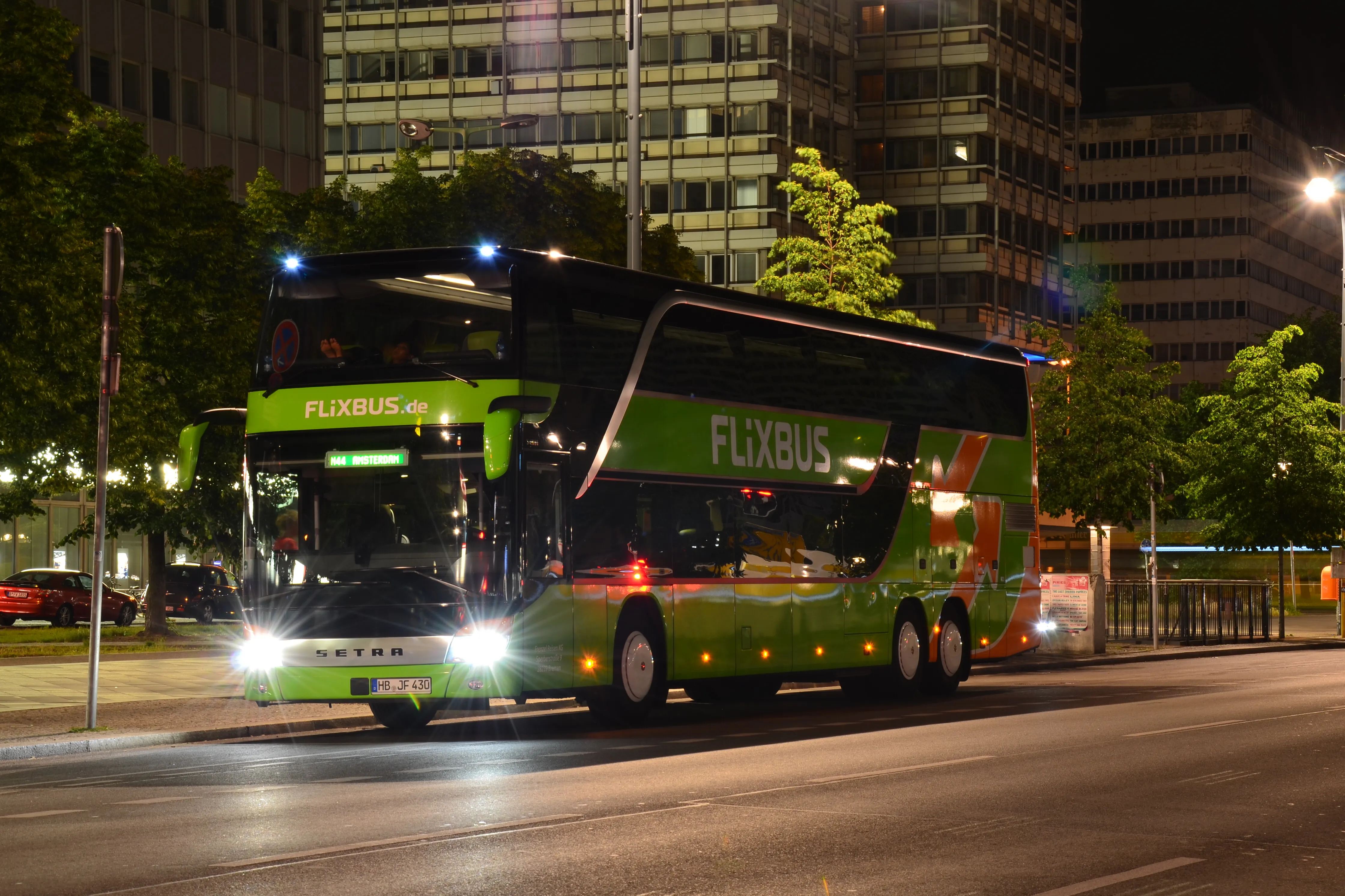 Berlin Alexanderplatz'ta bir FlixBus otobüsü