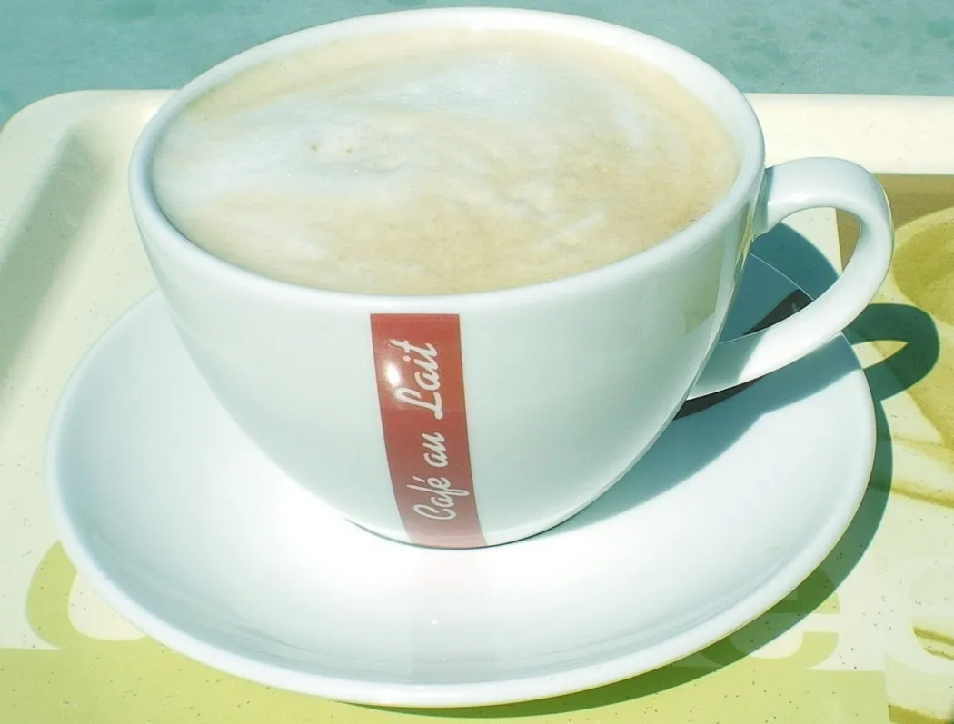 Bir fincan sütlü kahve (Milchkaffee) — Almanya'daki kahve kültürünün bir parçası