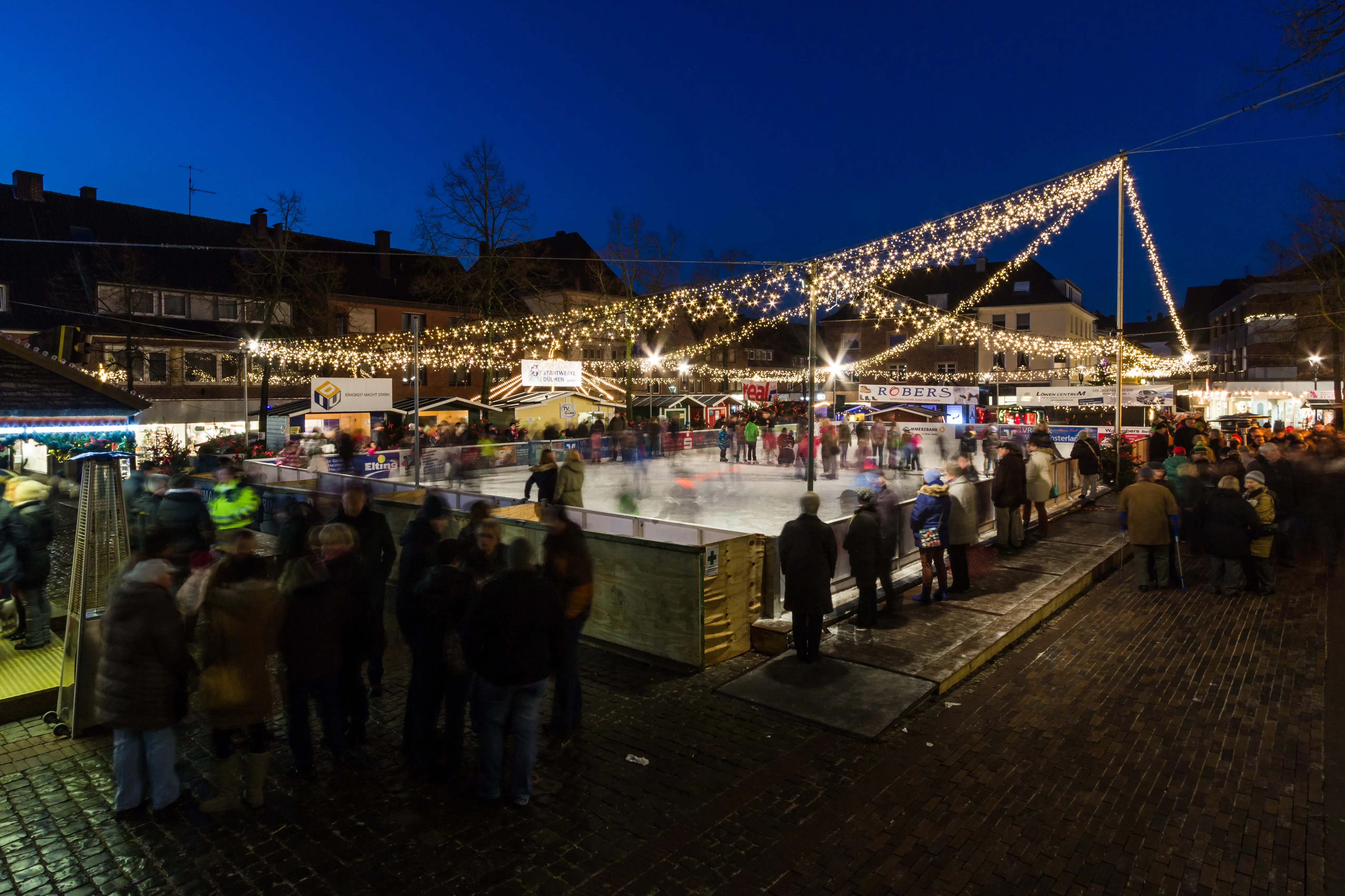 Almanya'da bir Weihnachtsmarkt (Noel pazarı)